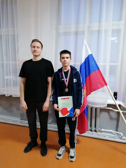 Новая учебная неделя началась с утренней линейки выноса Государственного флага РФ и исполнения гимна РФ..